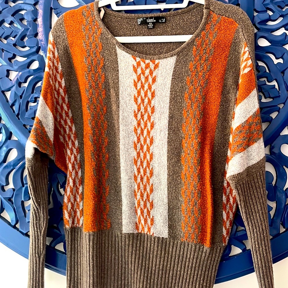 Bohemian formfitting sweater brown orange and beige adorable size extra small